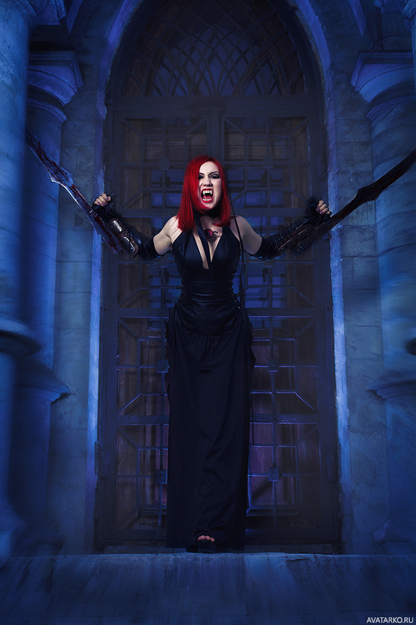 Фото 600x900 | Косплей на персонажа игры Bloodrayne на фоне массивных дверей | Вампиры, Bloodrayne,   фотография