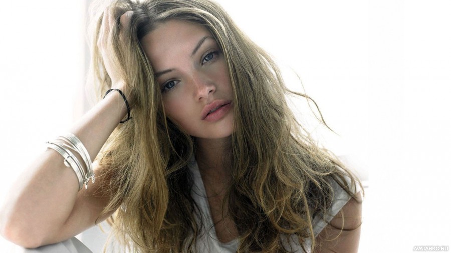 Фото 900x507 | Модель Mona Johannesson подпирает голову рукой | Девушка,   фотография